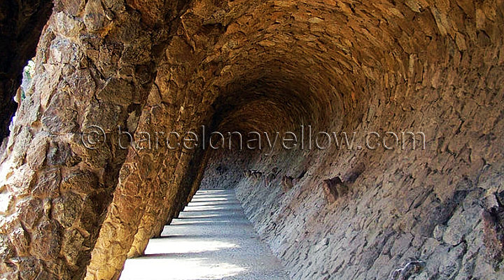parc_guell_collonade_footpath
