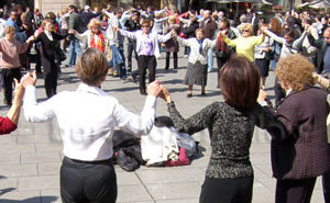 Pictures sardanes dancing Barcelona