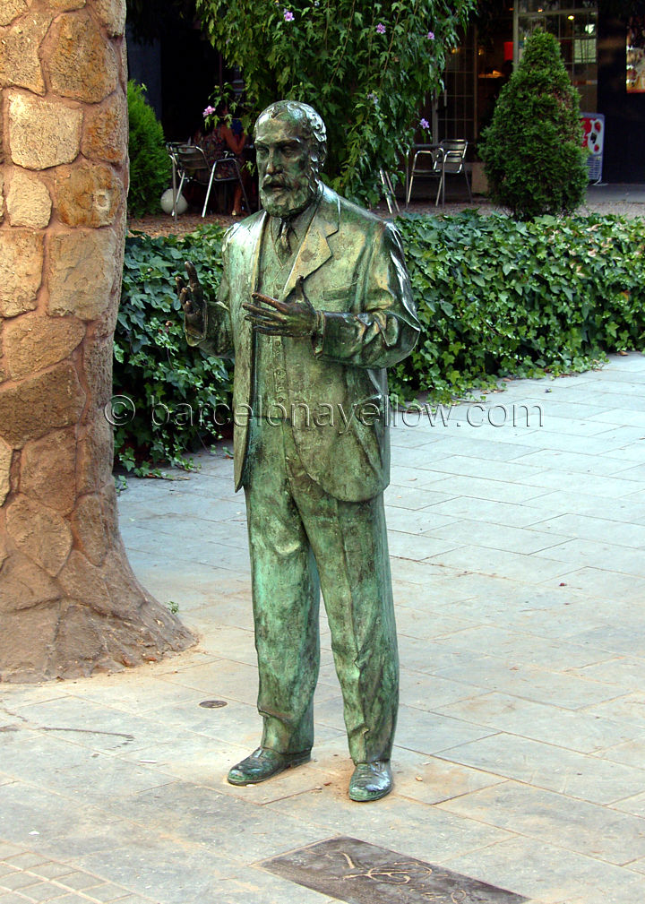 antoni_gaudi_statue_portal_miralles_barcelona