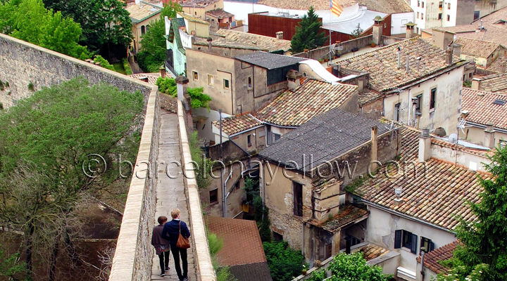 gerona_wall_walk_medieval_city_walls