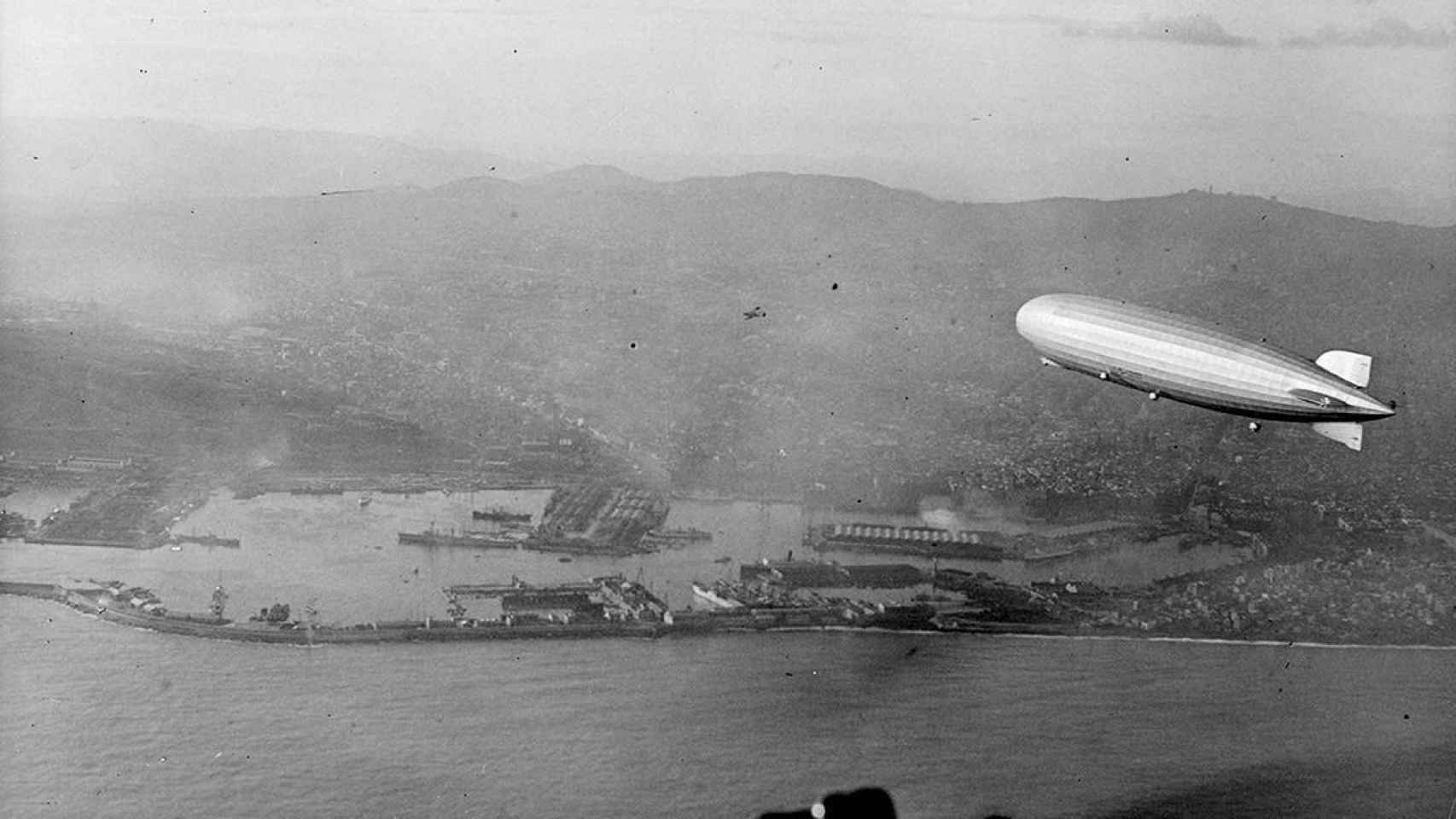 Graf_Zeppelin_over_Barcelona_1929
