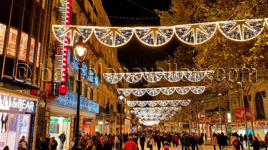 BARCELONA, SPAIN - DECEMBER 8: View Of Paseo De Gracia Shopping Street,  Barcelona On December 8, 2014. Barcelona Is The Capital Of Catalonia And  Second Largest City Of Spain. Stock Photo, Picture