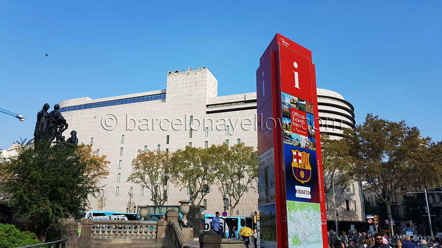 900_plaza-catalunya_tourist_office